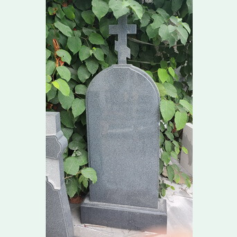 Памятник из серого гранита с небольшим крестом