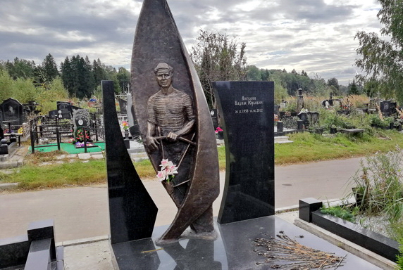 Красивый комплекс с барельефом из металла